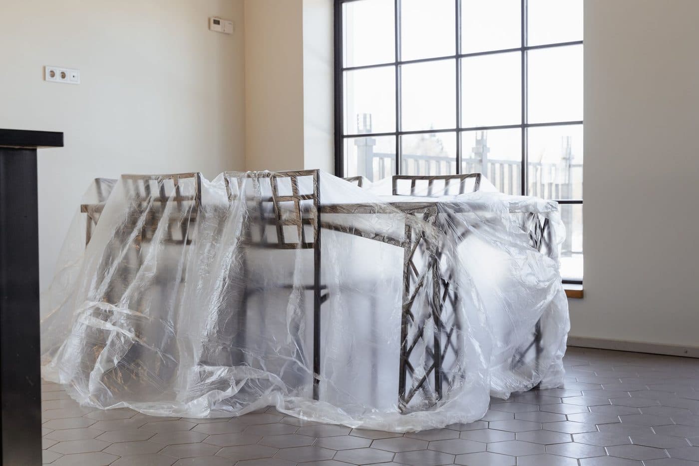 Bâches de protection posées sur le sol et le mobilier avant le début d'un chantier de peinture