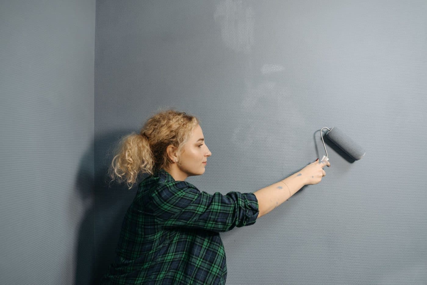 Peinture d'une salle de bain rénovée