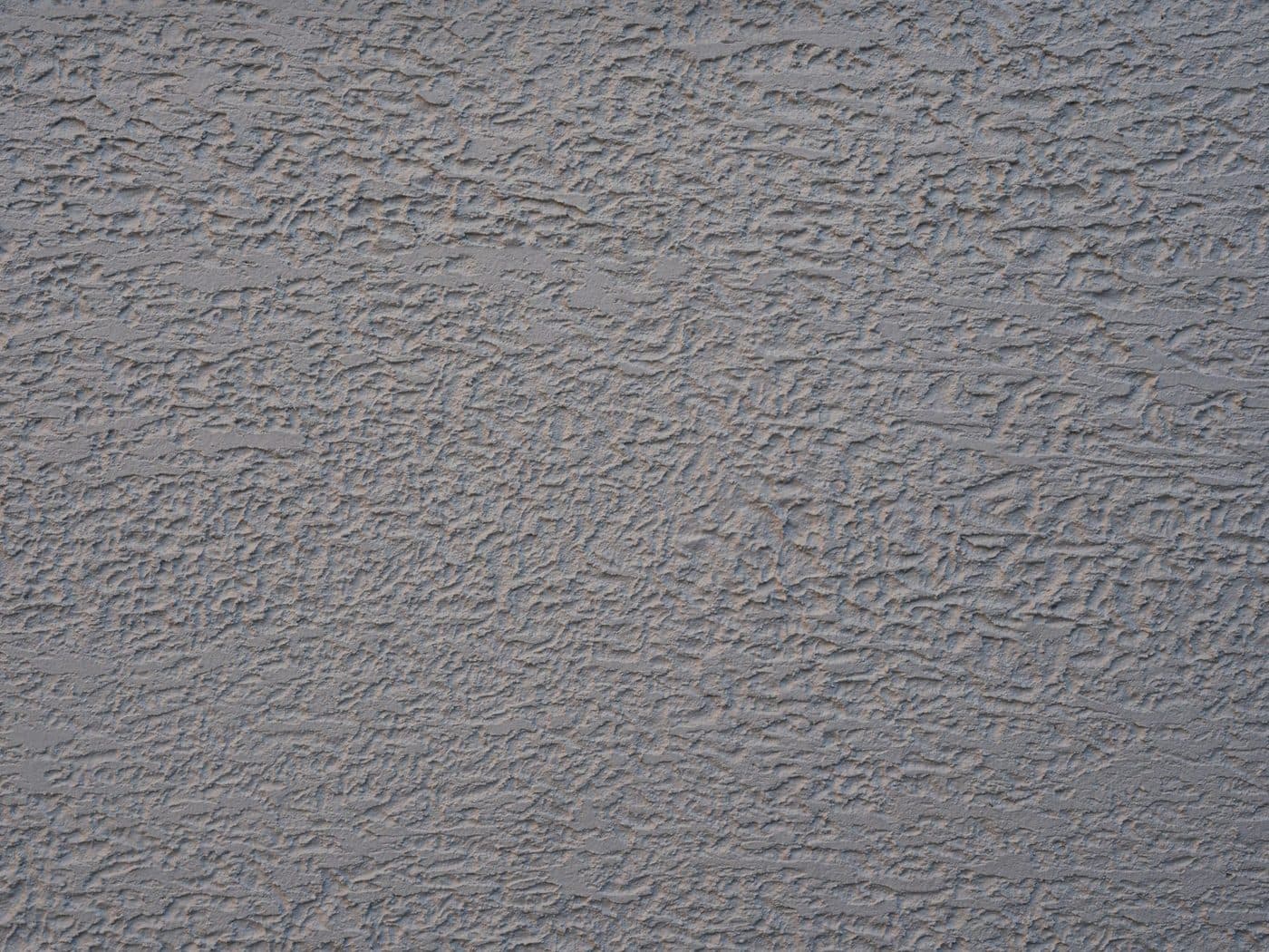 Mur avec enduit taloché, préparation avant peinture