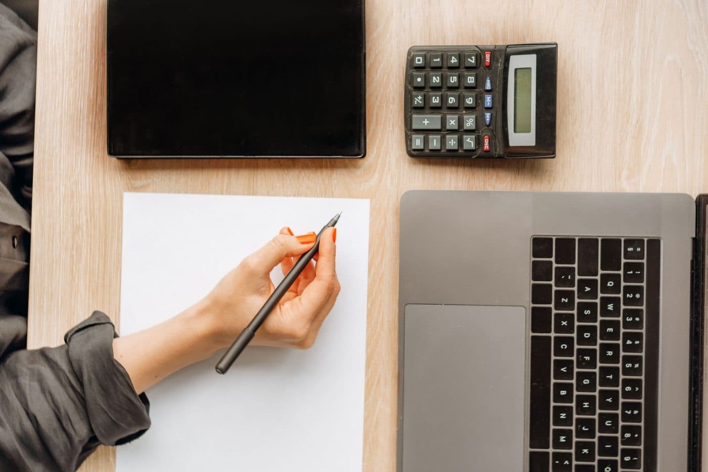 Artisan peintre et client examinant ensemble un devis détaillé sur une tablette