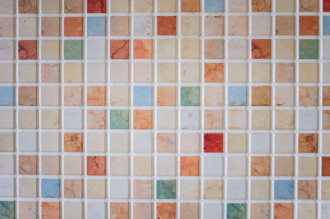 Application d'une peinture spéciale carrelage sur des faïences murales de cuisine
