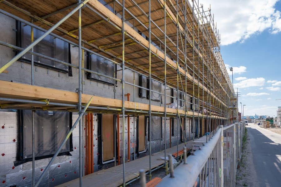 Chantier de rénovation en cours avec échafaudage