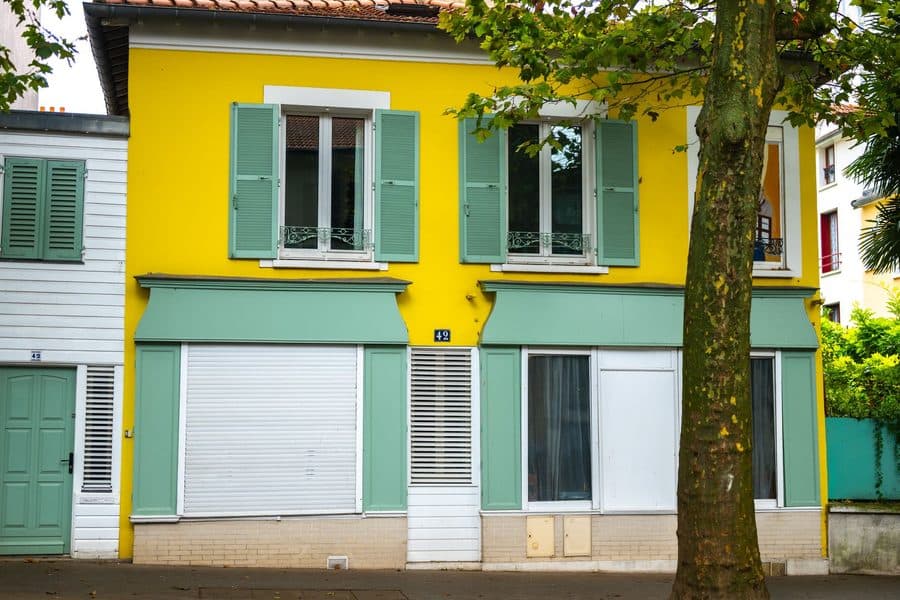 Façade de maison propre et bien entretenue