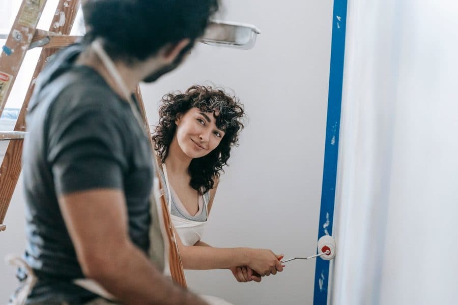 Particulier peignant un mur lui-même