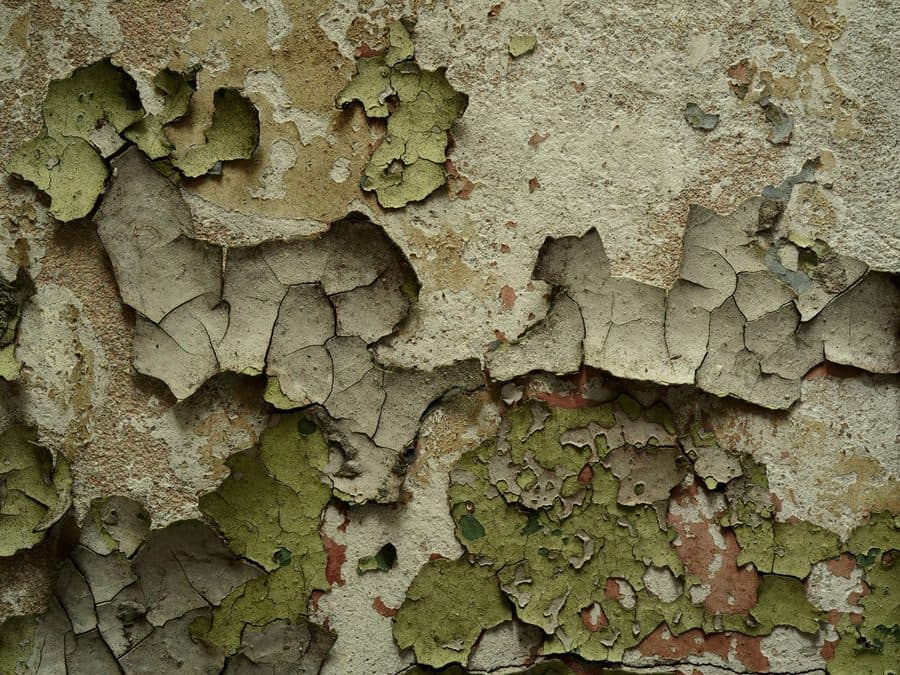 Peinture écaillée sur un mur ancien