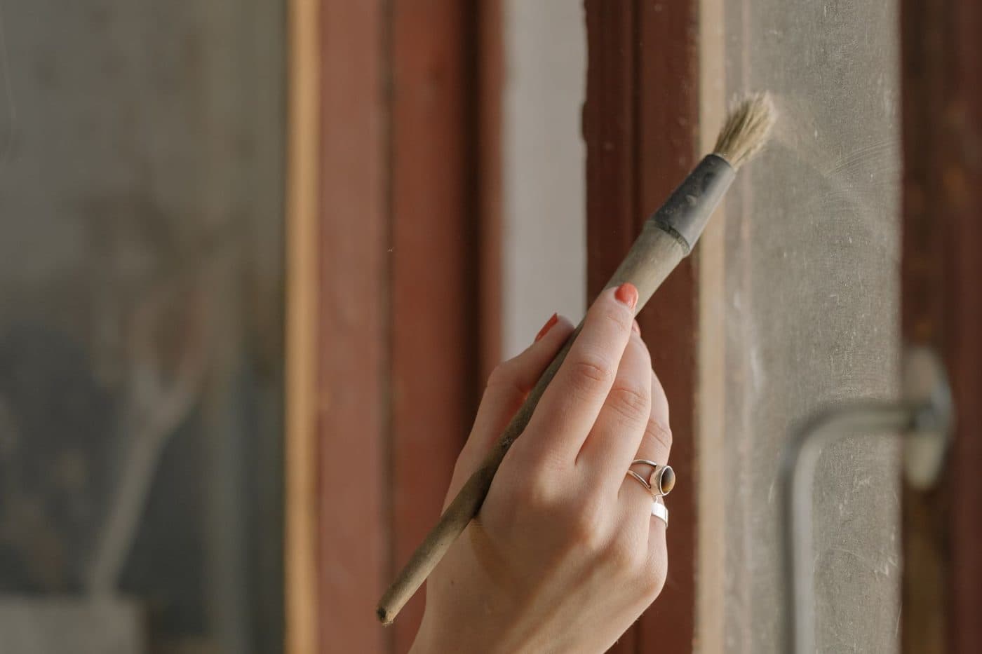 Peinture d'une menuiserie en bois au pinceau